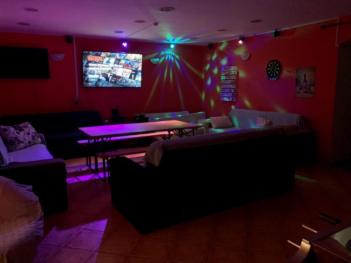 Whole Basement Former Pub3 For Bachelor / Bachelorette Party بودابست المظهر الخارجي الصورة