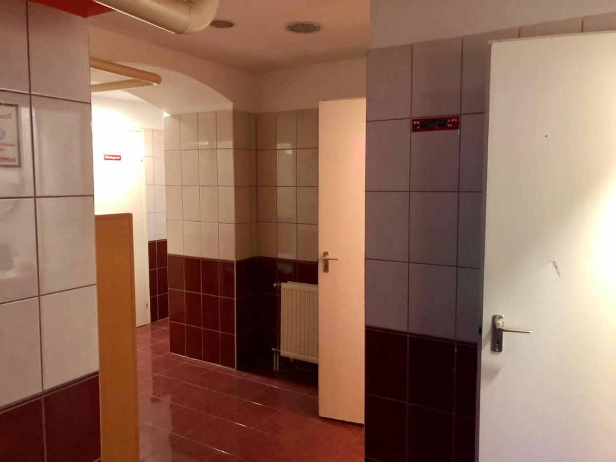 Whole Basement Former Pub3 For Bachelor / Bachelorette Party بودابست المظهر الخارجي الصورة