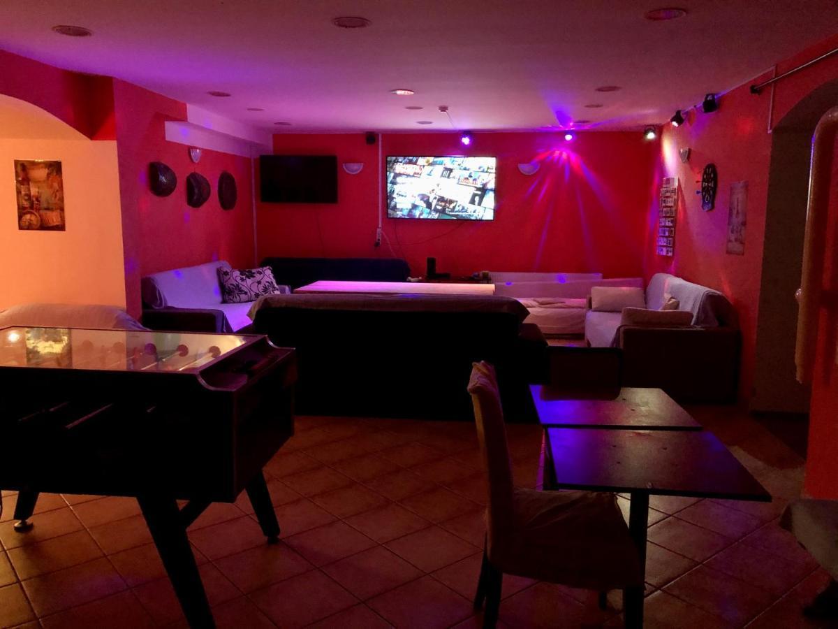 Whole Basement Former Pub3 For Bachelor / Bachelorette Party بودابست المظهر الخارجي الصورة